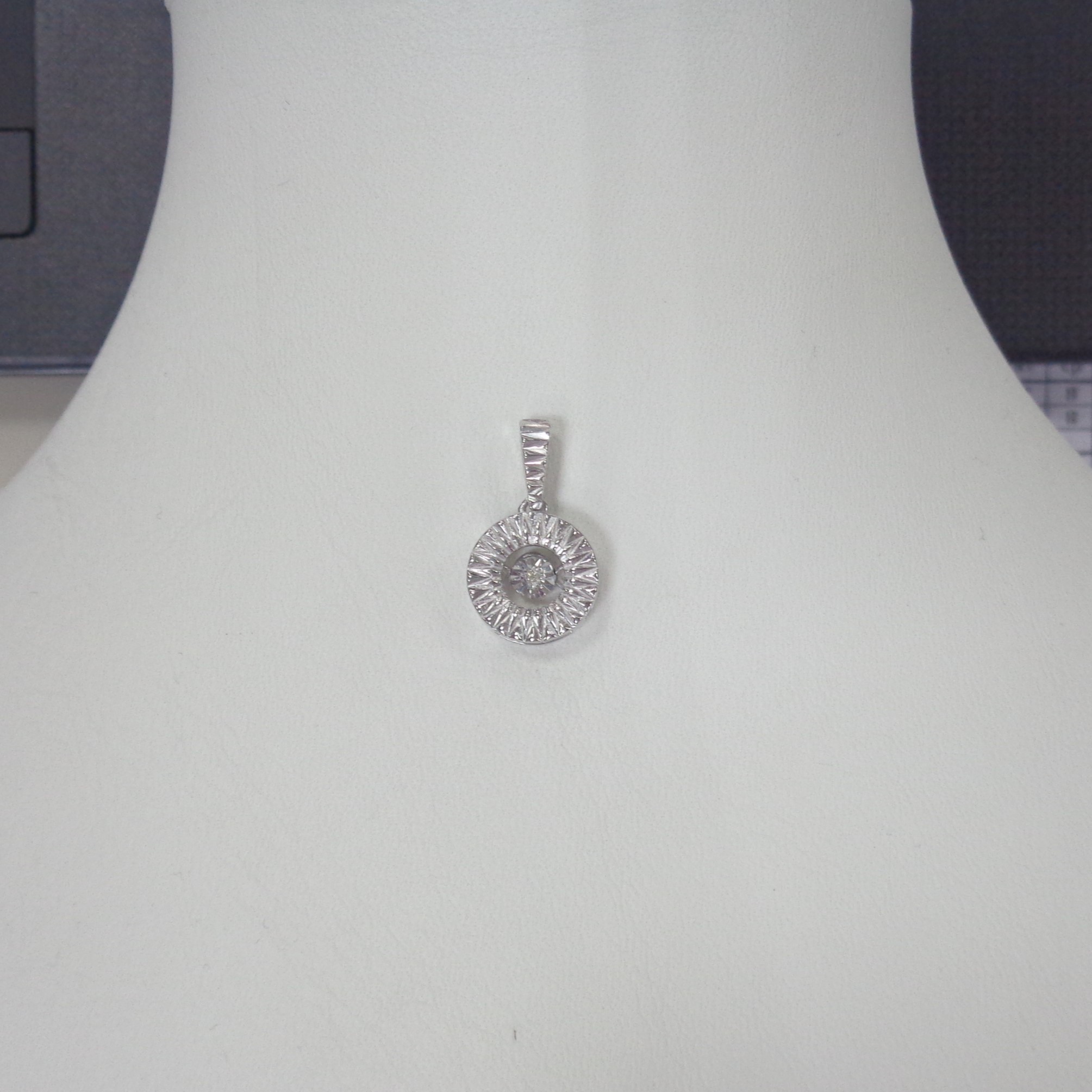 Серебряная подвеска с бриллиантом "Танцующий камень"